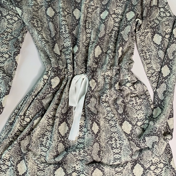 Gray Animal Snake Cinch Waist LoungeWear Dress Sz - Picture 4 of 5